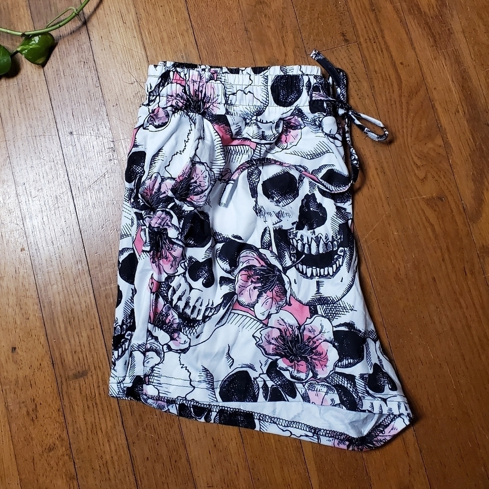 Skull and Flowers 💐 Shorts with Pockets - Picture 2 of 9